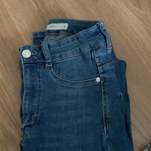 Blåa jeans  - Säljer mina skinny jeans från Gina Tricot. Säljer pga för korta för mig som är 174cm. Använd fåtal gånger så bra skick! Köparen står för frakten!