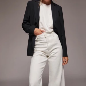 ZARA JEANS - Ett par raka vita högmidjade jeans från zara. Jättefräscha då man ser extra brun ut när byxorna är vita🤟🏾🤟🏾🤟🏾. Köpte för ca ett år sen💋💋