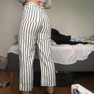 Randiga byxor  - Korta randiga byxor, knappt använda. Är 160cm 