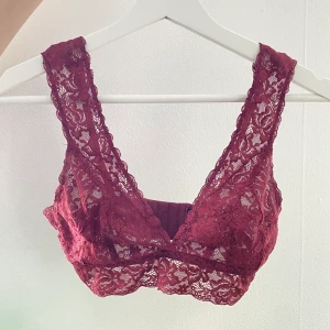 Bralette  - Denna bralette kommer inte till användning då jag föredrar att vara utan och är använd HÖGST 2 gånger. Den är i en super fin vinröd färg och är perfekt nu mot hösten att ha under exempelvis en mesh topp. 