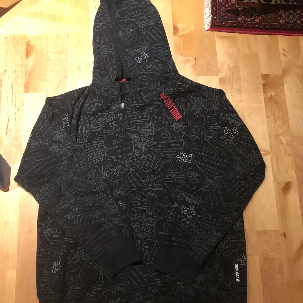 skitnajs zoo york zip hoodie/kofta bra kvalitet kan mötas i sthlm eller frakta . Hoodies.