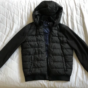 Tommy hilfiger jacka - Jag säljer min brorsas jacka från tommy hilfiger i strl M, då den inte kommer till användning längre. Superfin och i riktigt bra skick då den knappt är använd. Köptes för ca 1 500 kr men säljs med startbud på 250 kr + frakt😋😋 hör av er om ni är intresserade