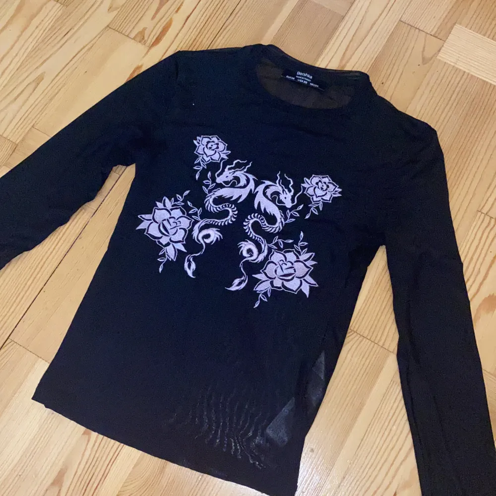 Långärmad svart tröja med lila drakar och blommor på. Väldigt tunnt lite genomskinligt typ men jättefin på 💖nästan aldrig använd . Tröjor & Koftor.