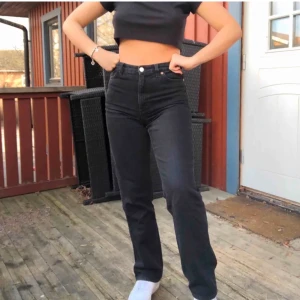 svarta jeans från monki - lägger ut igen pga oseriös köpare. Ett par snygga jeans som jag köpte här på plick, säljer då de inte kommer till användning. Bra skick och väldigt sköna. Bilderna är från förra ägaren. frakt tillkommer!☺️kan gå ner i pris vid snabb affär.