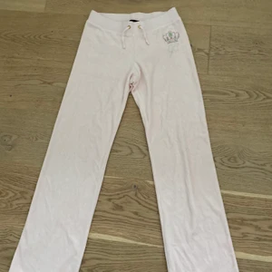 Juicy Couture byxor - Jättefina ljusrosa mjukisbyxor från Juicy Couture. Använda 1-2 gånger. Storlek 14 men skulle säga att det motsvarar ungefär xxs/xs. Dock lite korta för mig som är ca 160 cm.                                                              350kr + frakt