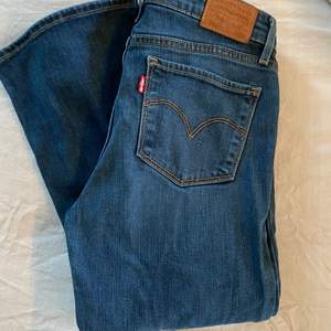 Snygga bootcut jeans från Levis. Ny pris 999kr säljer för 150 kr + frakt❤️❤️