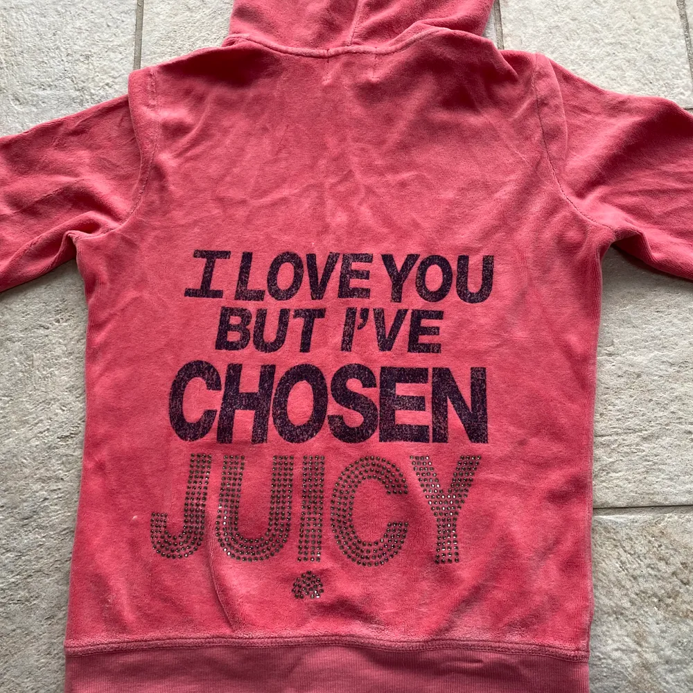 Jättefin Juicy Couture hoodie med tryck på ryggen, storlek S. Bra skick, säljer då den inte används. 400kr + frakt . Hoodies.