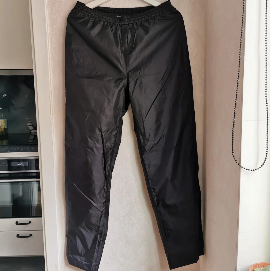 Svarta regnbyxor