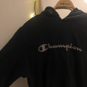 Champion Hoodie - Blå champion hoodie. Inte så snygg så jag säljer den. Strl L på lappen men passar mer som en oversized S/M. 