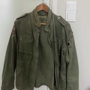Jacka i militär - En jacka från oddmolly i deras stl 2. Skulle gissa en M. 