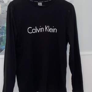 Säljer denna jätte sköna, luftiga, svarta, tunna långärmaden från Calvin Klein! Storlek  S (förlåt för dålig andra bild) Säljer för 300-400kr