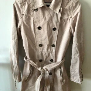 Ny trenchcoat stl från Laura JO Paris 💚 - Ny trenchcoat stl från Laura JO Paris 💚 •Knälång, aldrig använd •Storlek M(har klippt bort etiketten) 🚫Djurfritt och rökfritt hem 📍Kan mötes upp i Mölnlycke 📬Kan skickas mot fraktkostnad