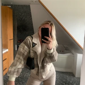 Höst/vinterjacka S! - Säljer nu min superfina höstjackan från pull&bear, som tyvärr inte längre kommer till användning. Finns en liten fläck, men Använd Max 5 gånger! Frakt ingår inte🥰 Buda i kommentarerna! LEDANDE BUD: 370kr!!!💖 avslutar budgivning på fredag 23.00