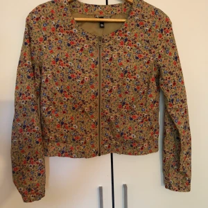 tunn jacka • h&m • 38 • blommor - jättefin tunn jacka från h&m (för över 10 år sedan). sparsamt använd. storlek 38. pris 150kr, inklusive frakt 