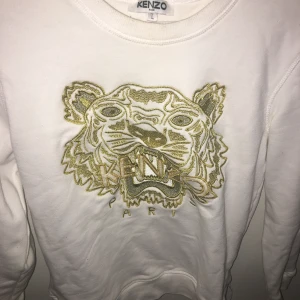 Kenzo tröja - Vit kenzo tröja med guldig tryck. Storlek L men passar som M/S, Helt fläckfri, inga skador på tröjan