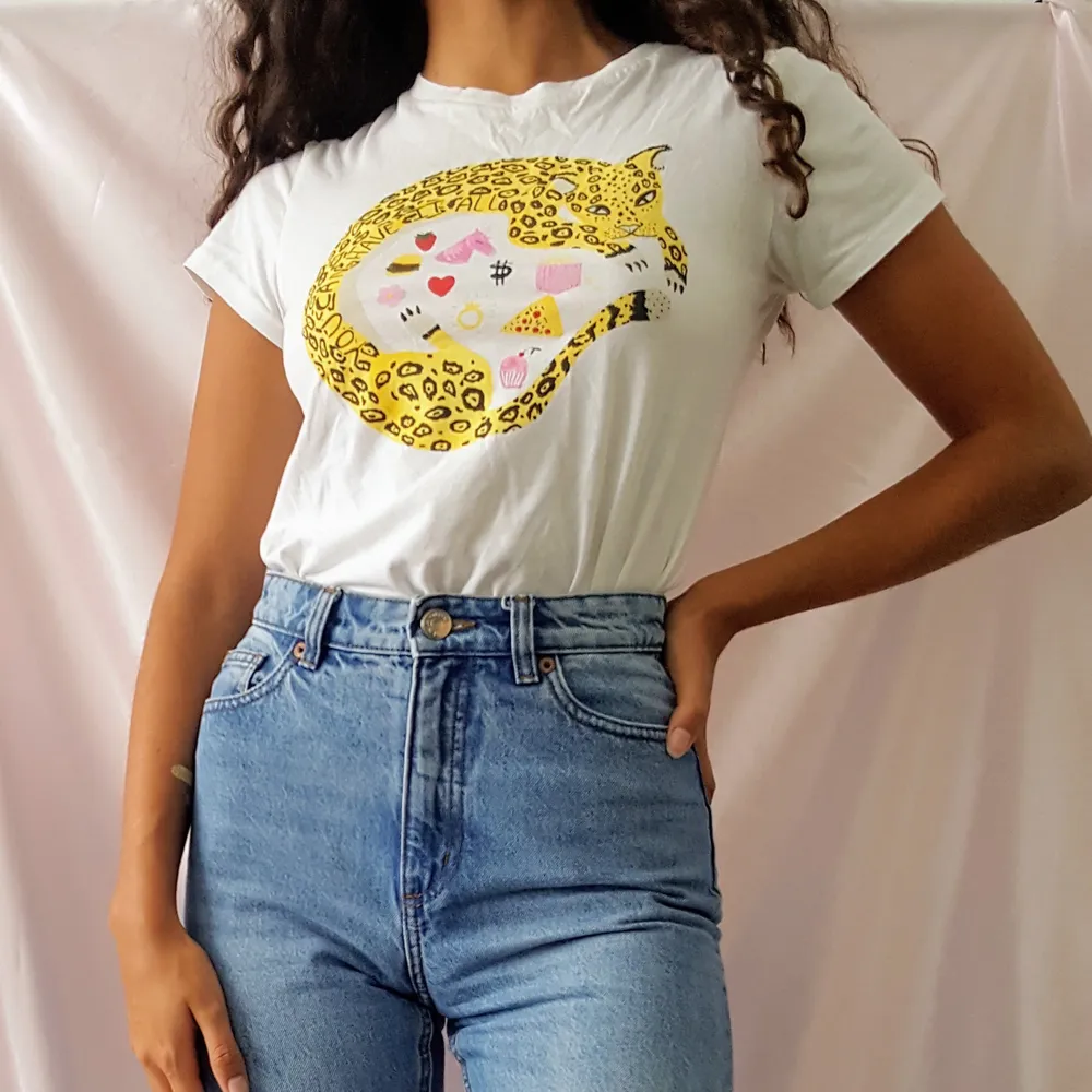 ~20% TIDIGARE 60KR/NU 50KR~ 🦋CUTE PRINTED WHITE TEE FROM MONKI.  ▪Size EU 34 / US 2 / UK 6 ▪Condition 9/10   🙋🏽‍♀️My measurements ▪Height 161cm / 5'3