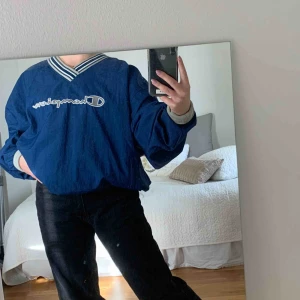  - Stor vintage tröja från Champion, köpt på myrorna för 399kr ungefär för 1 år sedan och använd 1 gång. Skitsnygg och skönt material inuti😍kontakta för fler bilder  köparen står för frakt 