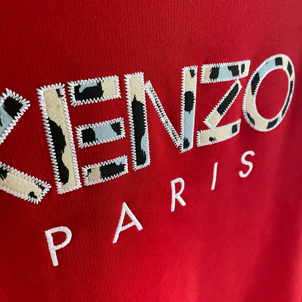 En röd sweatshirt från kenzo, köpte den för 2750kr❤️ Den är i bra skick och inte mycket använd. . Tröjor & Koftor.