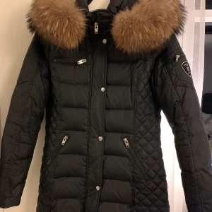 Rock and blue jacka  - Säljer min rock and blue jacka i storlek 36, medellång i modellen, i fint skick endast använd en vinter. Djur & rökfri, finns kvitto.