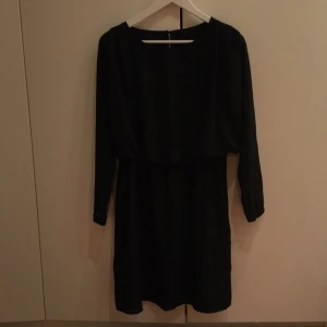  - Svart klänning från Åhléns! Resår i midjan. Använd en gång, som ny! 
