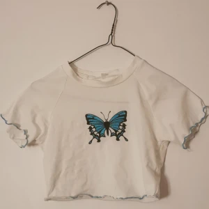 Butterfly crop top - Riktigt söt crop top helt oanvänd✨👁️👄👁️
