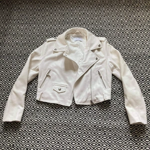 Jacka i fejkskinn, Bershka str 36. - Säljer en vit jacka från Bershka i fejkskinn. Jackan är endast använd 1, 2 gånger så den är i fint skick.              Nypris: 350. Säljer för 150kr. Köparen står för frakt (65 - 85kr)
