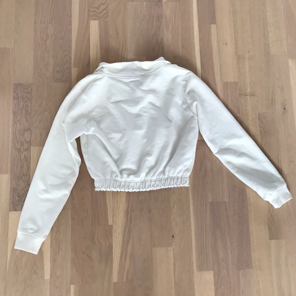 🌏FRI FRAKT OCH NEDSATT PRIS!🌍 Super söt vit sweatshirt från Pretty Little Thing. Köptes förra året men sparsamt använd. . Tröjor & Koftor.