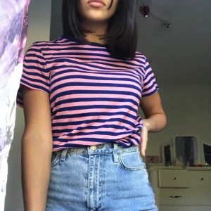 Randig t-shirt - Säljer denna sjukt snygga t-shirt från Monki pga att jag aldrig använder den. Buda gärna nedan🥰💕