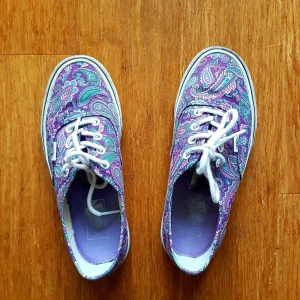 Mönstrade vans - Supersnygga vans i coolt mönster! Sulan är smutsig, i övrigt i gott skick. Storlek 38, amerikansk 7,5. 