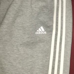 Adidas byxor , grå m vita stripes. (Endast testade!) nyskick! - Som nya , testat dem en gång o sen blev de garderoben. De är nyskick , helt felfria. Butikspris 549-599kr.