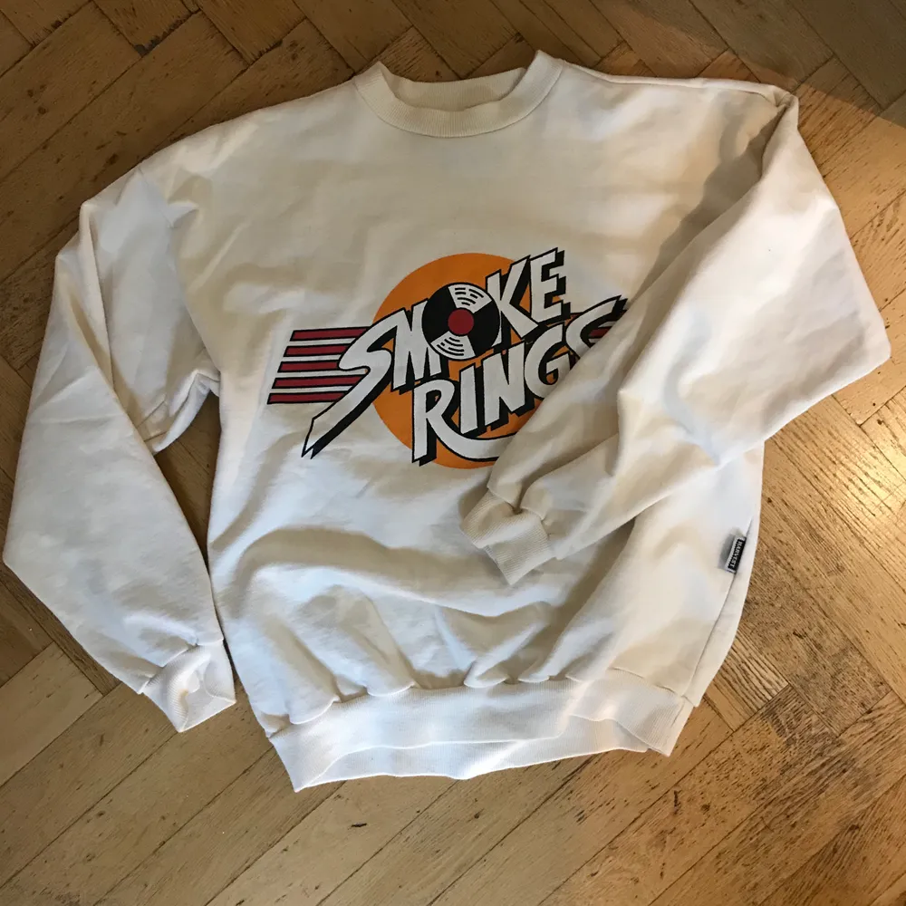 Den här sweatshirten är skjutball jag och retro! Den är i storlek M och i toppenskick. Kommer från märket Harvest och ger ut 80-tala vibbar. Perfekt för hösten och vintern.(byxorna är också till salu!). Tröjor & Koftor.