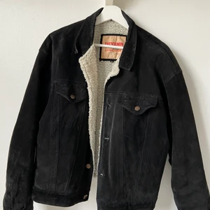 Mocka bomber jacka  - Äkta mocka, fodrad, höst/vinterjacka, inköpt på vintageaffär i Budapest. 