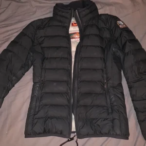 Parajumper  - Säljer min parajumper som är lite för stor för mig, köpte den av en annan vet ej om den är äkta men finns en Qr-kod har provat men kom it så långt med den. Är i storlek S. Köparen står för frakten <3 bud över 1500 