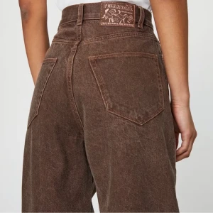 Jeans pull&bear - Helt nya jeans (lappen sitter kvar) från PULL&BEAR i modellen slouchy, 100% bomull. Köpta på plick men tyvärr fel storlek för mig. Frakt 40 kr.