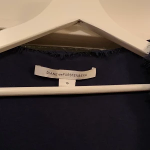 Diane von Furstenberg aftonklänning  - Vacker hellång aftonklänning i mörkblå spets från Diane von Furstenberg.