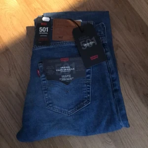 Levis 501 helt nya - Levis 501 helt nya. Jeansen är raka och sitter normalt på midjan men dom kom tyvärr inte till användning. Skriv om du vill ha mera information!!