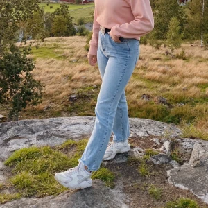 Jättefina Raka jeans från Ivy - Superfina ljusblå Raka jeans från Ivy med slitningar längst ner! Endast använda ett fåtal gånger och därav i ett väldigt bra skick. Nypris 1200✨ Nu 600 + frakt💗