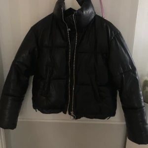 Puffjacka  - Svart puffjacka från Bershka. Storlek xs men sitter oversized på mig som har xs/s. Inga defekter utom det på sista bilden men går självklart att hänga upp jackan ändå. BUDA i kommentarerna!! Frakt tillkommer. 