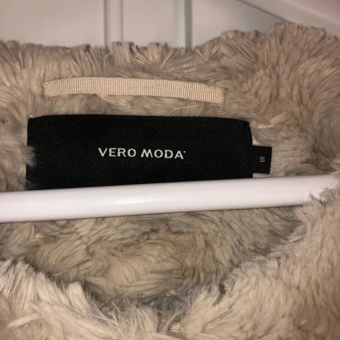 Beige fusk-pälsjacka från Veromoda - 90