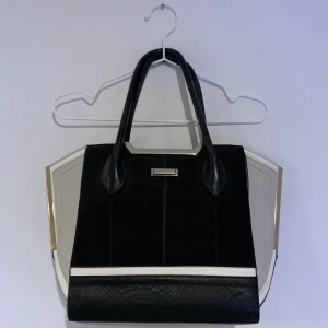 väska  - Stor & rymlig väska från River Island, sparsamt använd. 80kr!