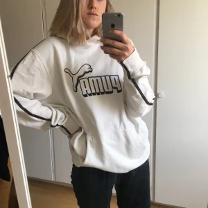 Puma hoodie - Vit hoodie från puma med snyggt tryck! Storlek L, men passar dig med mindre storlek för en oversized look