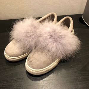 Fluffskor  - Skor från river island med fluff på! Superfina! Använda hyfsat mycket, lite fläckar men går säkert bort om du tvättar! 