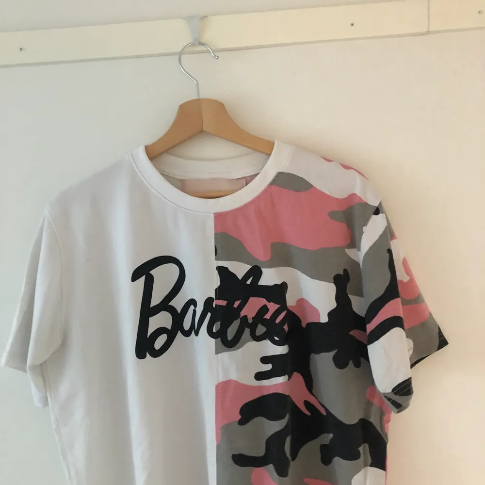 EJ TILLGÄNGLIG JUST NU En oversized tröja från missguided med Barbie tryckt över bröstet. Frakten betalas av köparen. Skriv gärna om du har några frågor✨. T-shirts.