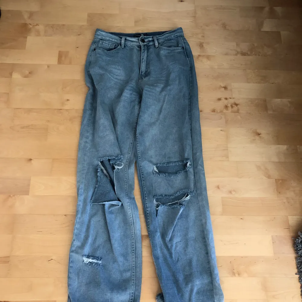 Blå jeans från bohoo köpta för ca. 1/2 år sen, använda fåtal gånger är i väldigt bra skick. skulle säga att jeansen passar en storlek 36/38 beroende på hur tight man vill att de ska sitta. Nypris 270kr. Jeans & Byxor.