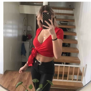 Söt sopp - ✨Lånad bild✨ Super gullig topp som jag köpt här på plick men knappt använt så säljer den vidare, passar någon med S eller Xs💕 Skriv om du vill ha fler bilder!