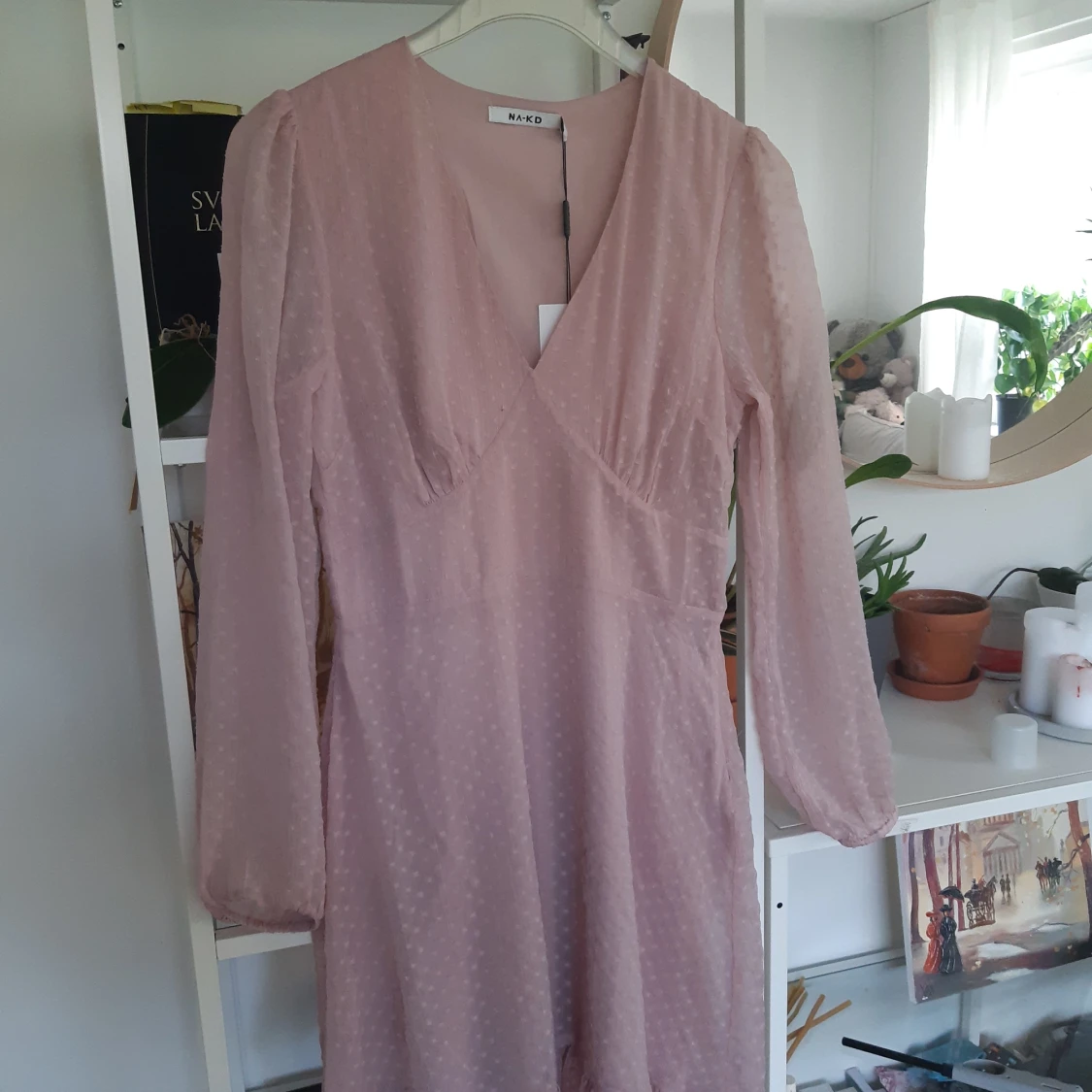 Klänning med lappar kvar 