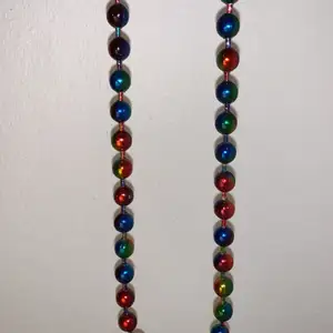 Fin halsband i varierande färger lite regnbåge aktigt