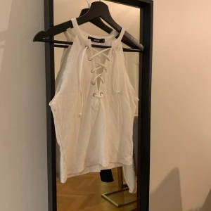 Topp - Vit topp med snörning, fint skick! Säljs för 30 kr+frakt eller högst bjudande i kommentaren💕