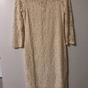 Klänning storlek 36/S - Jättefin vit klänning med en gul underton. Lite kortare i ärmarna. Använd en gång. Storlek 36/S pris 50kr +frakt. Annars kan jag mötas i Linköping, Mjölby eller boxholm. jag kan samt tvätta den om det önskas. Prutning finns men högst pris vinner. 