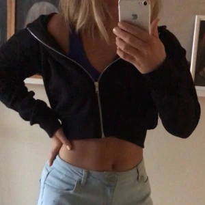 Kofta  - En svart mysig kofta från Bohoo i strl M men sitter nog med som en S! Är i en croppad modell, dock har jag dragit upp den ganska högt på bilderna. Silverdetaljer o e supermysig o slänga på sig🥰 Endast använd 1 gång.